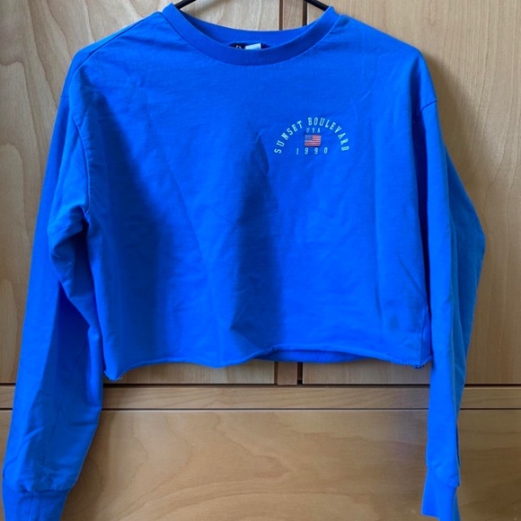 Pretty blue “Sunset Boulevard USA” cropped long sleeve from H&M 💙 - Picture 2 of 4